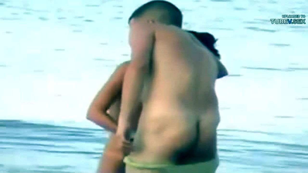 Hjemmelaget video af et amatørpar, der har sex i havet
